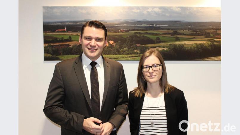 Landrat Thomas Ebeling heißt die neue Geschäftsführerin des Kreisjugendrings Schwandorf, Sabrina Reiner, willkommen. Bild: exb