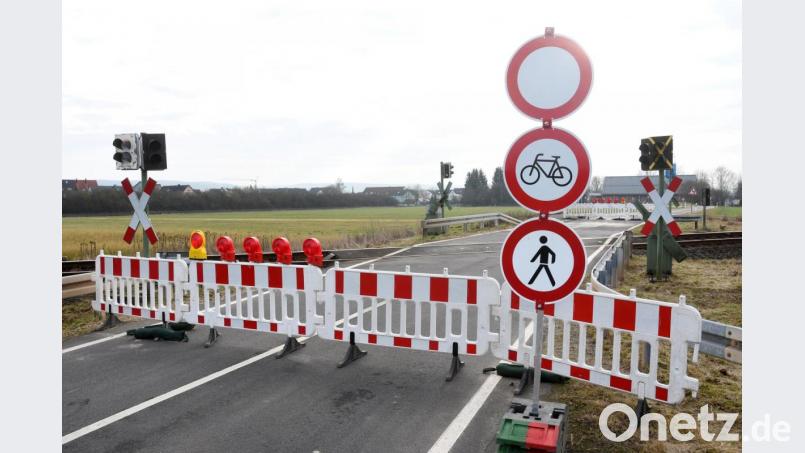 Warnbarken versperren die Maierhofstraße in Weiden. Niemand darf den Bahnübergang dort passieren. Bild: Gabi Schönberger