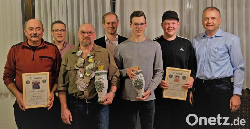 Die besten Angler wurden entsprechend ausgezeichnet. Im Bild Vereinsmeister Franz Tischler, Markus Schwarzbauer, Fischerkönig Ewald Gebhard, Konrad Kiener, Fischerkönig Jugend Lukas Fleischmann, Vereinsmeister Jugend Basti Schweiger und Uwe Musshoff (von links) Bild: twi