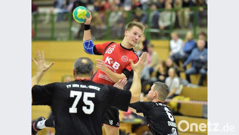 Der junge Sulzbacher Rückraumspieler Fabian Rohrbach (Mitte hinten) setzt sich im Sprungwurf durch - das sollte er am Sonntag auch des öfteren tun. Bild: Ziegler