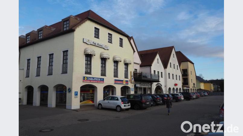 Das Ladenzentrum Schwarzenfeld präsentiert sich zur Straßenseite mit einer ansehnlichen Fassade, im Hinterhof aber gibt es viel zu tun. Bild: bl