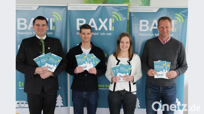 Landrat Thomas Ebeling, ÖPNV-Beauftragter Dominik Hauser, Regionalmanagerin Veronika Kiener und Christian Meyer vom Büro für Wirtschaftsförderung und Kreisentwicklung (von links) stellen die neue Broschüre vor. Bild: exb