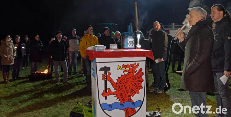 Der „Leonberger Drache“ spuckte am Donnerstagabend gut eine Stunde lang mächtig Feuer. Auch Max Ernstberger und Roland Grillmeier (von rechts) machten sich für die Belange der Themenreuther stark. Bild: tr