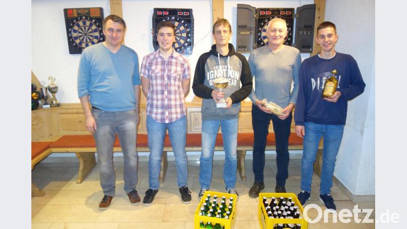 Auf dem Siegerfoto versammelt sind (von links) der Vorsitzende der SpVgg, Marco Schwab, die Erstplatzierten Jannik Renner, Oliver Hauenstein und Steffen Zieger sowie der Gewinner der Trostrunde, Niklas Maul. Bild: exb