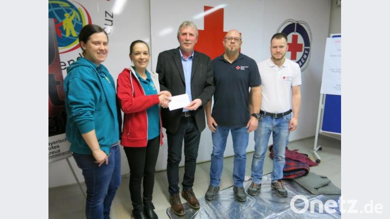Beim Besuch der Freien Wähler gab es auch eine 250-Euro-Spende für das Jugendrotkreuz Mitterteich. Im Bild (von links) Natalie Wölfl, Leiterin der Rotkreuz-Jugendarbeit auf Kreisebene, die örtliche Jugendrotkreuz-Leiterin Ulrike Schmidt, FW-Bürgermeisterkandidat Bernhard Thoma, BRK-Bereitschaftsleiter Robert Hoyer und stellvertretender Technischer Leiter Patrick Gradl. Bild: Ernst Bayer/exb