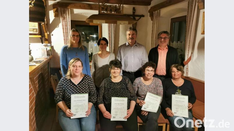 Bürgermeister Reiner Gäbl, Verkehrswachtvorsitzender Hans Messer und Fachberaterin Alexandra Reber dankten der neuen Lotsin Isabelle Kleber (hinten v.r.) für ihre Bereitschaft mitzumachen und den langjährigen Lotsinnen Silvia Karl, Anneliese Ebnet, Inge Werner und Michaela Meier (vorne v.r.) für die Treue. Bild: gz