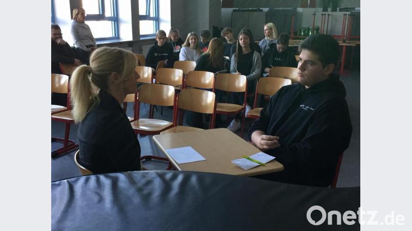 Jonas Stauber, 9e, hatte sich bereit erklärt, mit Jessika Korecky (links) ein Bewerbungsgespräch zu führen. Bild: jzk