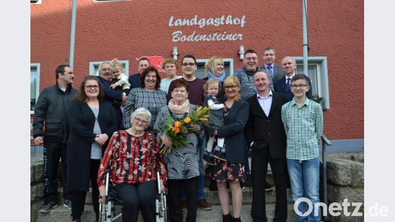 Agnes Wittmann (mit Blumen) feierte im Kreise ihrer Familie und Schwester ihren 80. Geburtstag. Dazu gratulierten auch Pfarrer Josef Most und Bürgermeister Hermann Ach. Bild: gi