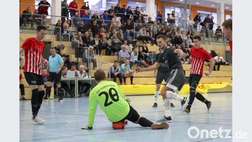 Die (SG) SV Mitterteich II/SV Steinmühle qualifizierte sich als Vizemeister des Kreises Hof/Wunsiedel/Tirschenreuth für die Futsal-Bezirksmeisterschaft, die am Sonntag in Kronach ausgetragen wird. Die Szene mit Mauricio Göhlert (schwarzes Trikot) stammt aus dem Halbfinale der Kreis-Endrunde gegen den TSV Thiersheim (4:1). Bild: Michael Ott