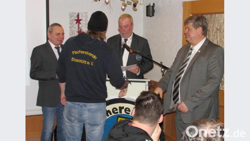 Vorsitzender Kick (Mitte), Bürgermeister Schregelmann und zweiter Vorsitzender Würdinger bei der Mitgliederehrung Bild: Schönberger, Ferdinand [fsb]