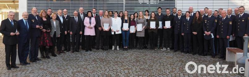 Ablolventen, Veranstalter und Ehregäste feiern den Abschluss der Ausbildung in Tschechischer Sprache. Bild: Bühner