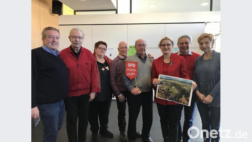 Hildegard Ziegler (Dritte von rechts) informiert die SPD-Senioren über Bauen und Wohnen in Weiden. Bild: exb