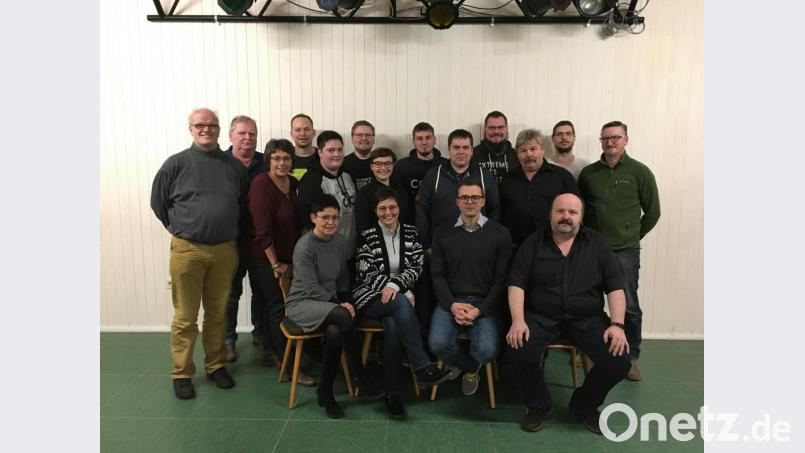 Sie gehen für die UWG Pullenreuth am 15. März 2020 ins Rennen: (vorne, sitzend von links) Ulrike Weiß, Eva-Maria Panzer, Markus Hecht und Hans Müller sowie (stehend, von links) Johannes Bamberger, Werner Schultes, Angelika Wegmann, Markus Müller, Julia Schultes, Benjamin Schiener, Stephanie Heindl, Alexander Rupprecht, Jürgen Meiller, Achim Kern, Hans Wopperer, Clemens Winter und Wolfgang Rahn. Bild: twg
