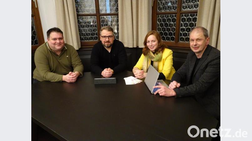 Regionalmanager Florian Rüth, Wirtschaftsförderer Volker Höcht, Technologie- und Netzwerkmanagerin Lucie Valentová und Bildungsmanager Hilmar Fütterer (von links) wollen die Digitalisierungsprozesse im Landkreis vorantreiben. Bild: rti
