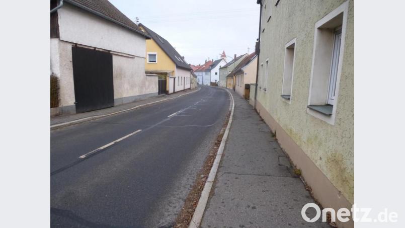 Auch wenn keine Panzerkolonnen mehr durch den Markt fahren, die Lärmbelästigung der Anwohner in der Freihunger Straße durch Raser hat zugenommen. Mit Geschwindigkeitsanzeigern soll dem Einhalt geboten werden. Bild: bk