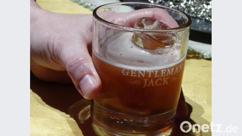 „Gentleman Jack“-Whisky aus Lynchburg/Tennessee ist mit im Glas. Doch was gesellt sich sonst noch zu dem edlen Schnaps? „Trink einen Schluck und finde es heraus“, sagt Lisa Bräutigam und macht den Genuss zum Rätsel. Bild: Wolfgang Houschka
