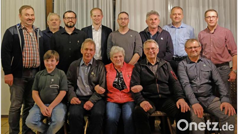 Eine Reihe von Mitgliedern wurde für langjährige Treue zum Verein geehrt. Vorsitzender Markus Schwarzbauer und sein Stellvertreter Uwe Musshoff (hinten von rechts) sowie Bürgermeister Konrad Kiener (Fünfter von rechts hinten) gratulierten. Bild: twi