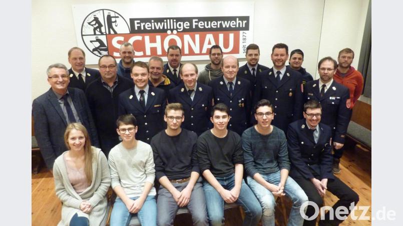 Christian Stangl und Markus Betz (hinten, Vierter und Siebter von rechts) sind zu Vorsitzenden der Feuerwehr Schönau gewählt worden, als Kommandanten fungieren Marco Bittner (hinten, Fünfter von links) und Thorsten Prunhuber (hinten, Fünter von rechts). Bürgermeister Ludwig Prögler (ganz links) und die Feuerführung gratulierten ihnen und dem weiteren Vorstandsteam. Bild: kk