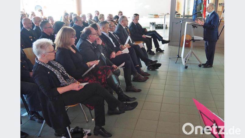 Die Festansprache bei der Abschlussfeier der Sprachausbildung Tschechisch hält der Gesandte der Botschaft der Tschechischen Republik, Milan Čoupek. Bild: Bühner