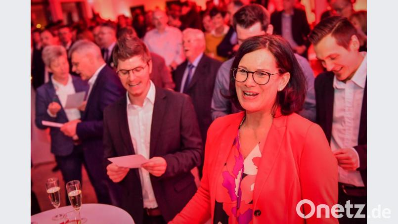 Nach der Neujahrsansprache von Bürgermeisterin Friederike Sonnemann wurden lautstark die deutsche Nationalhymne und jeweils die erste Strophe des Waldershofer Heimatliedes und der Bayernhymne gesungen. Bild: Florian Miedl/fph