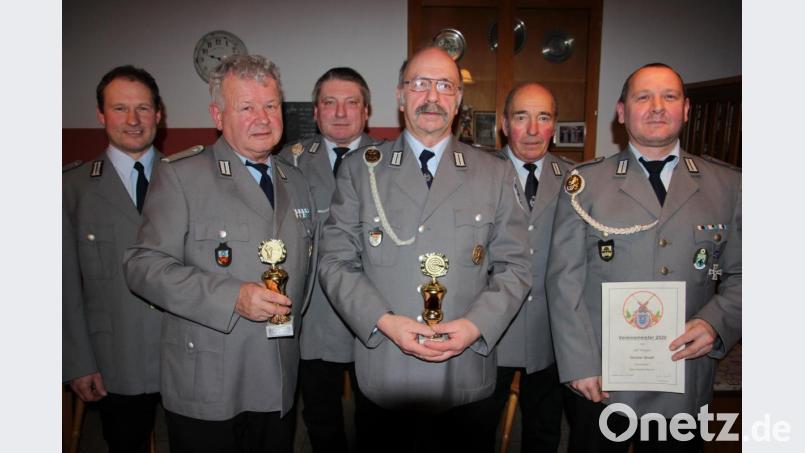 Die Vereinsmeister und Vereinskönige (von links): Zweiter Vorsitzender Stefan Wurm, Ludwig Gradl, Rupert Müller, Eduard Zoller, Rupert Schmid und Schießwart Günter Gradl. Bild: ws