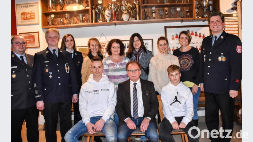 Felix Götz (sitzend rechts) und Tom Rodler (sitzend links) gehören ab sofort der Jugendfeuerwehr in Dießfurt an. Dem Verein traten auch Christina Sporer (ab Zweiter von rechts), Kerstin Götz, Cornelia Holzer, Doris Schreml und Diana Rodler bei. Bild: whw