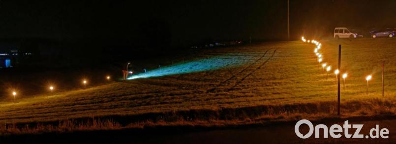 Mit 400 Fackeln machte der CSU-Ortsverband Teile der geplanten Stromtrasse sichtbar, die Themenreuth regelrecht zerschneiden würde. Bild: tr