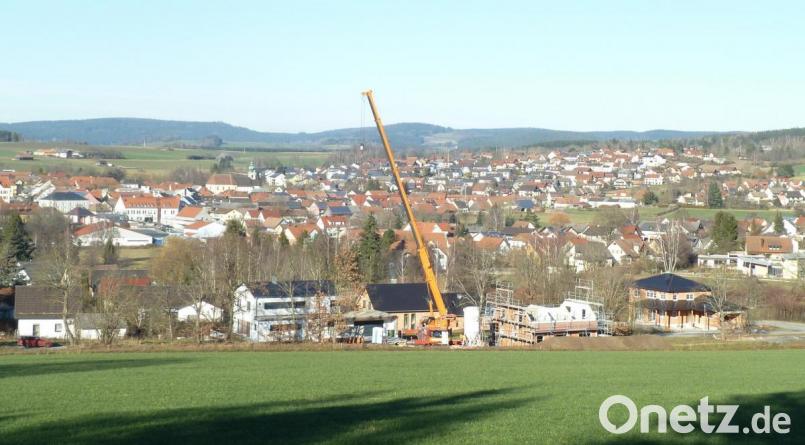 Wie der Blick über Oberviechtach zeigt,wächst das neue Baugebiet „Im Wiesengrund“. Auch im Standesamt tut sich etwas Bild: Portner