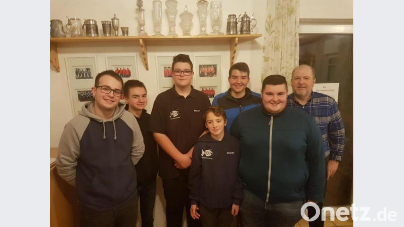 Spartenleiter Albert Bauer (rechts) ist stolz auf sie: Die Jugendgruppe macht nicht nur mit sportlichen Erfolgen von sich reden, sondern stellt auch die drei jüngsten Schiedsrichter im Landkreis. Bild: exb