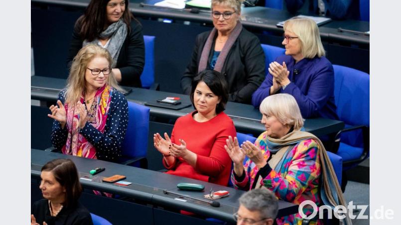 Zustimmung: Die Grünen-Fraktion mit Annalena Baerbock (M.) und Claudia Roth (r.) applaudieren nach der Abstimmung über neue Organspende-Regeln. Foto: Kay Nietfeld/dpa Bild: Kay Nietfeld