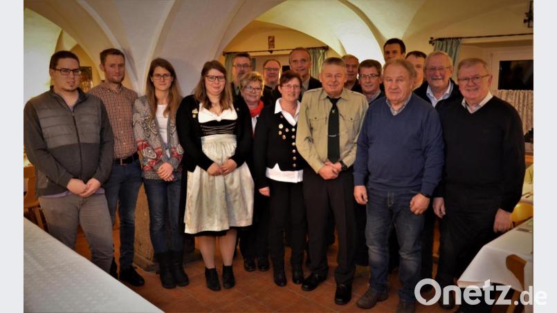 Neu gewählt wurde die Spitze des Schützenvereins Groschlattengrün. Im Bild (von links) Christian Wohlrab, Andreas Fuchs, Nina Fuchs, Lisa Völkl, Detlef Syring, Ursula Völkl, Norbert Völkel, Vorsitzende Birgit Wohlrab, Michael Böx, Thomas Völkl, Horst Effenberger, Lothar Neumann, Stefan Heindl, Gerd Meier, Jürgen Ott, Gerhard Flügel und Ernst Neumann. Bild: exb