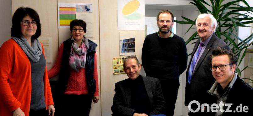 Von links: Vorsitzende Marika Mauerer, Amtsfrau Alexandra Stetzuhn, Leitender Baudirektor Manfred Ahles, Baudirektor Albert Dischinger, Berater Fred Lehner und Architekt Uwe Reil. Bild: le