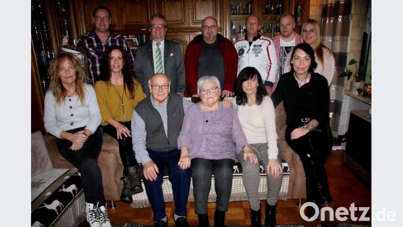 Die Familie ließ Renate Bartos (vorne in der Bildmitte) hochleben. Erster Gratulant war Ehemann Siegward (links neben der Jubilarin). Auch Bürgermeister Toni Dutz (stehend, Zweiter von links) reihte sich in die Schar der Gratulanten ein. Bild: wro