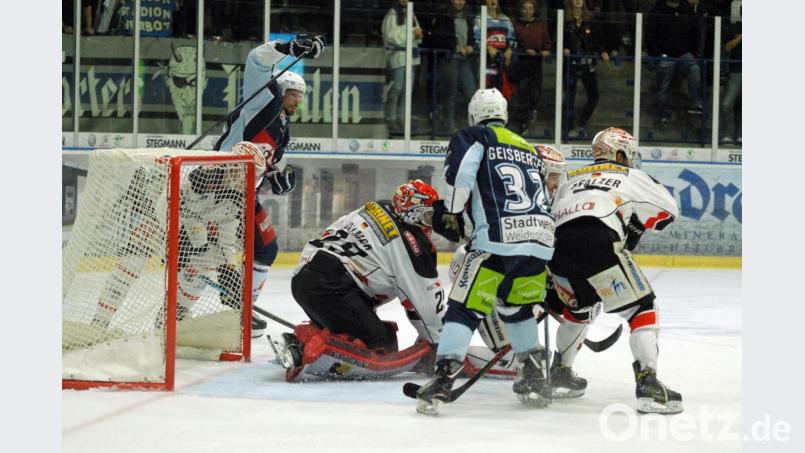 Die Blue Devils verloren am Freitag bei Spitzenreiter ECDC Memmingen mit 0:2. Das Bild zeigt eine Szene mit Marco Habermann (hinten) und Herbert Geisberger im Heimspiel gegen die Memminger Ende Oktober 2019 (2:4). Bild: gb