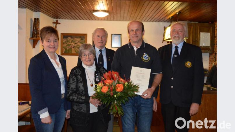 Margarete Kramer und Josef Schneider (Mitte) erhielten für ihren Einsatz als Sammler für die Kriegsgräberfürsorge Auszeichnungen durch Gemeinde und Verband. Bild: bej
