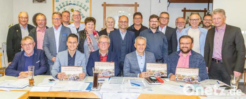 Die Kreisräte von CSU und „Zukunft Landkreis Tirschenreuth“ rund um Fraktionsvorsitzenden Toni Dutz (vorne, Mitte) und Landratskandidat Roland Grillmeier (rechts daneben) ließen sich von Bürgermeister Josef Etterer (vorne links) und CSU-Ortsvorsitzendem Hans Walter (vorne rechts) die Aktionen der Gemeinde erläutern. Bild: exb