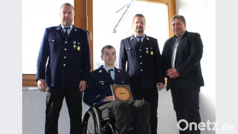 Bürgermeister Hans Gradl überreichte dem scheidenden zweiten Kommandanten Raffael Bojer ein Gemeindewappen. Unser Bild zeigt von links den neuen zweiten Kommandanten Markus Kraus, seinen Vorgänger Raffael Bojer, Kommandant Manfred Bauer und Bürgermeister Hans Gradl. Bild: exb