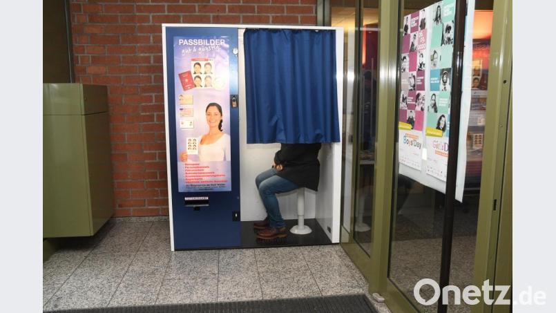 Nach einem Vorschlag des Bundesinnenministeriums sollen künftig Passbilder nur noch in Rathäusern geschossen werden. In Weiden gibt es einen Automaten schon seit 2012. Bild: Gabi Schönberger