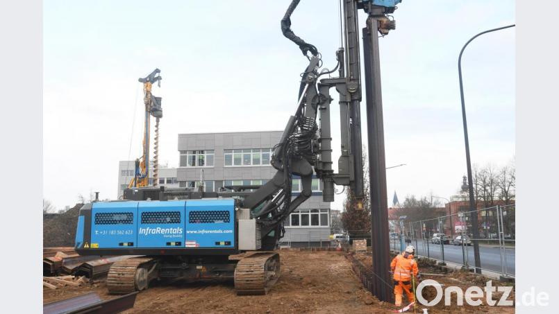Gerüttelt, nicht gerammt: Mit Schwingungen treibt eine Unwucht die Spundwände in den Boden. Die bis zu 14 Meter langen Stahlteile sichern die künftige Baugrube des Quartiers &quot;Neue Naabwiesen&quot; ab und sollen Grundwasser zurückhalten. Bild: Gabi Schönberger
