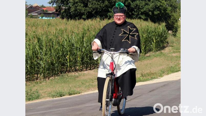 Ein Bild der Zukunft: Pfarrer Sven Grillmeier aus Kirchenlaibach bei der Segnung eines neuen Radwegs. Künftig sollen Mitarbeiter des Bistums häufiger auf klimaschonende Verkehrsmittel umsteigen. Archivbild: stg