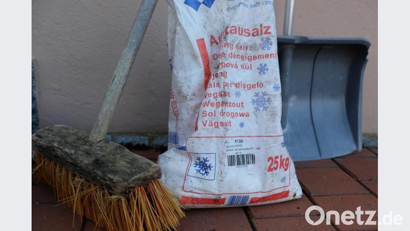 Das nächste Winterwetter kommt bestimmt. Dann müssen die Hauseigentümer selbst Hand anlegen, um ihren Verpflichtungen nachzukommen. Eine Verordnung in neuer Fassung regelt die Aufgaben der Anlieger von öffentlichen Straßen, Wegen und Gehwegen zur Straßenreinigung und zum Winterdienst. Bild: do
