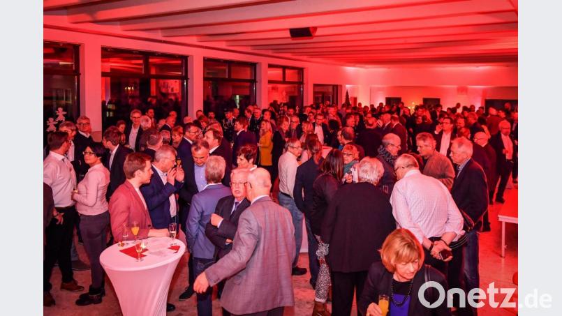 Die gut 200 Besucher des Neujahrsempfangs nutzten das Treffen zu vielen intensiven Gesprächen und zum Meinungsaustausch. Bild: Florian Miedl/fph