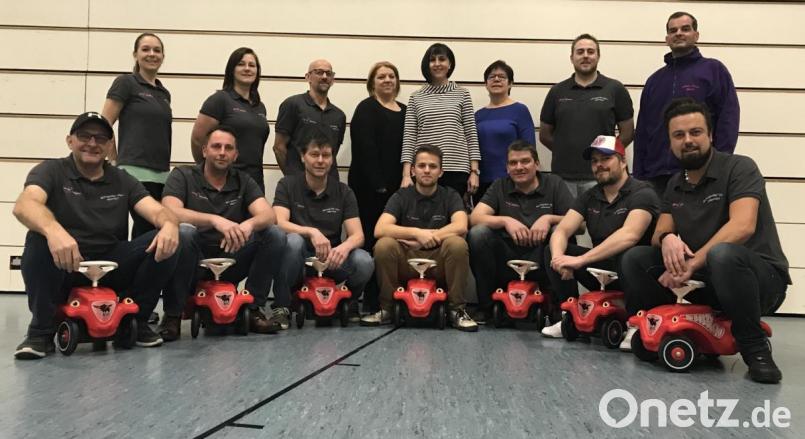 Die Übergabe der Bobbycars mit den Mitgliedern und Trainerinnen des Männerballetts &quot;Gaudi-Buam&quot;, den Vertreterinnen der Kindergärten und dem Gaudiwurm-Vorsitzenden Michael Zintl (hinten rechts). Bild: exb