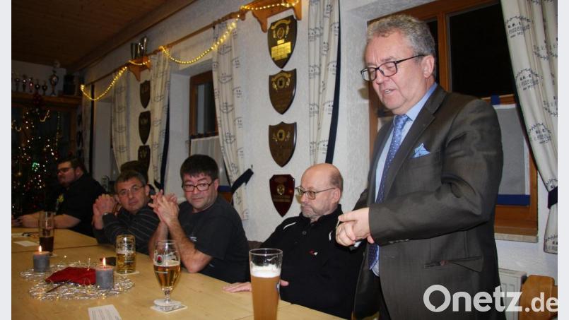 „Ich bin dabei“, erklärte Bürgermeister Toni Dutz (rechts) spontan seinen Vereinsbeitritt. Zudem empfahl er den „Kulturbahnhof“ als künftigen Veranstaltungsort für Konzerte. Bild: wro