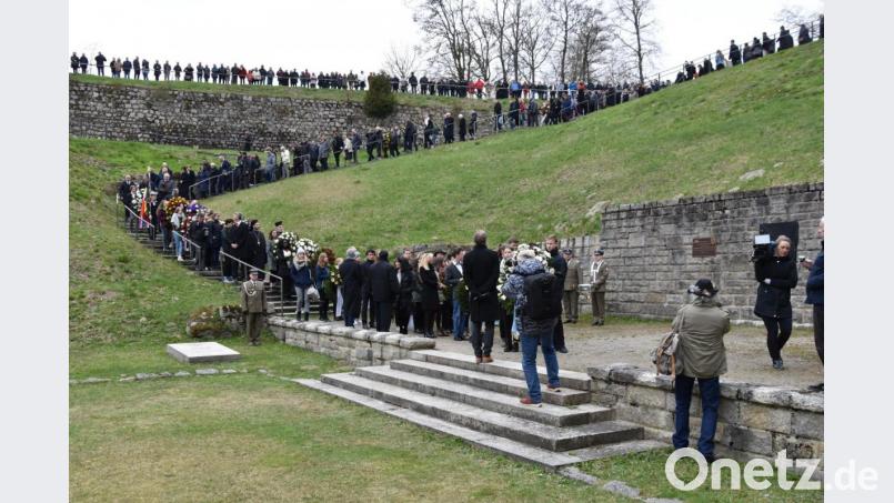 Jugendliche aus zahlreichen Ländern und Angehörige früherer Häftlinge ziehen beim jährlichen Gedenken an die Befreiung des KZ Flossenbürg mit Kränzen zum Tal des Todes. 2020 dürfte dieser Tross länger denn je werden. Bild: Alexander Pausch