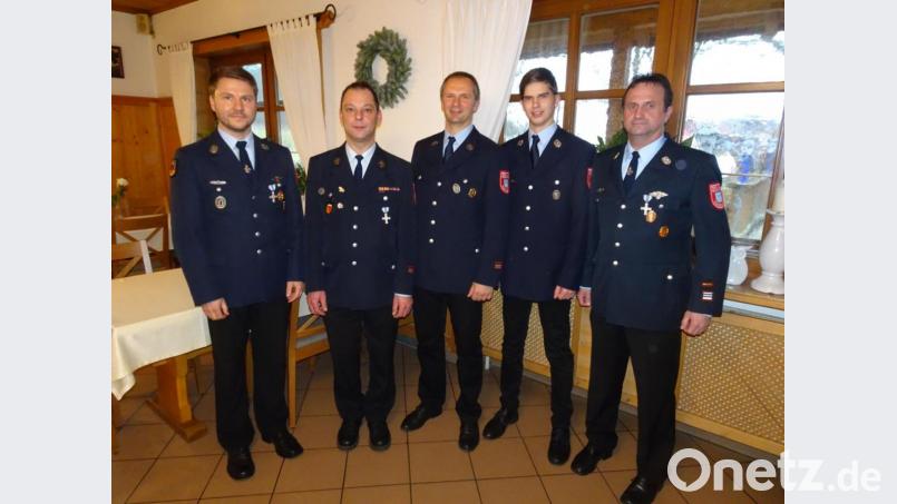 Stellvertretender Kommandant Richard Schön (links) und Kommandant Max Rösch (rechts) gratulierten den Feuerwehrleuten Dominic Schlagenhaufer, Thorsten Gradl und Stephan Schlagenhaufer zur Beförderung. Bild: chl
