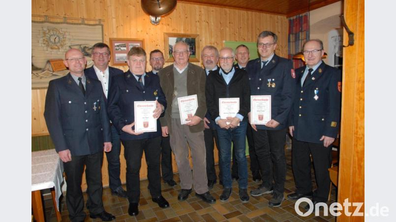 Die geehrten Vereinsmitglieder (vorne von links): Karl Sperl, Ludwig Hümmer, Bernhard Meisinger, Robert Holler mit Vorsitzendem Christian Singer, Bürgermeister Peter Braun, Kommandant Rudi Werner, Kreisbrandrat Fredi Weiß, Kreisbrandmeister Jürgen Ehrnsberger und Kreisbrandinspektor Hubert Blödt (von links). Bild: pop