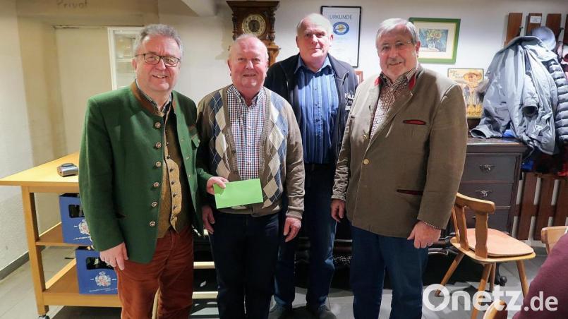 Der Kreisverband Wohneigentum Tirschenreuth würdigte beim Neujahrs-Treffen das Engagement von Verantwortlichen für die Siedlergemeinschaften. Kreisvorsitzender Otmar Zeitler und sein Stellvertreter Fritz Bergmann (von rechts), überreichten für Organisation, Planung und Durchführung von Reisen und Fahrten an Toni Dutz und Gerhard Strobl kleine Präsente. Bild: bsc