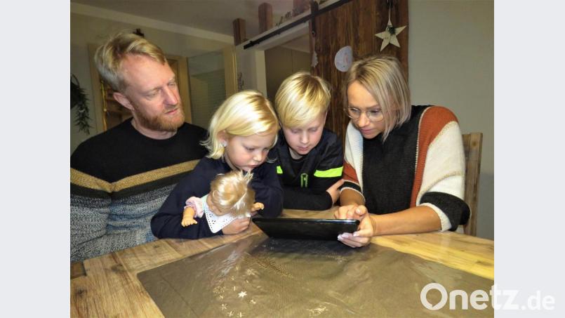 Vater Niklas Trapp, Mikkas sechsjährige Schwester Nila, Mikka und Mutter Melanie Trapp (von links) suchen im Internet nach einem Campingplatz für ihren Wohnwagen. Damit geht es an Wochenenden zu Rennen im ganzen Bundesgebiet. Bild: ubb
