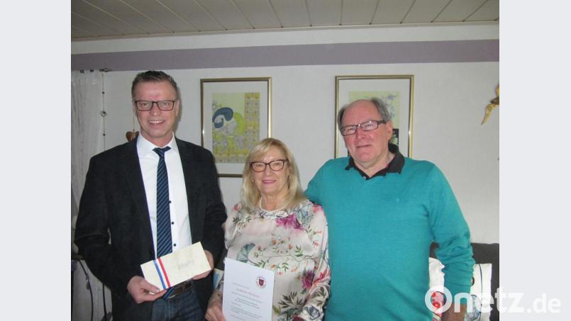 Bürgermeister Hermann Falk (links) gratuliert Sonja und Georg Gebhardt zum goldenen Ehejubiläum. Bild: fg